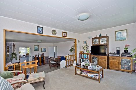 Photo of property in 35 Larissa Avenue, Henderson, Auckland, 0610