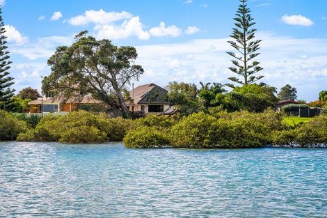 Photo of property in 22 Settlers Grove, Orewa, 0931