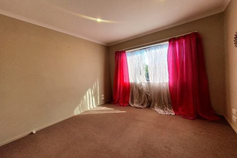 Photo of property in 15 Titch Place, Glen Eden, Auckland, 0602