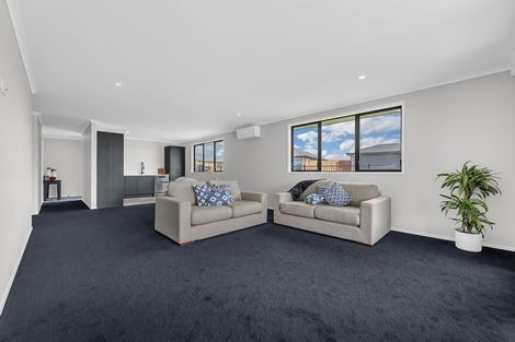 Photo of property in 2 Paapaka Way, Waiuku, 2123