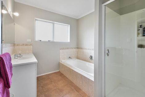 Photo of property in 1 Frank Knight Place, Waiuku, 2123