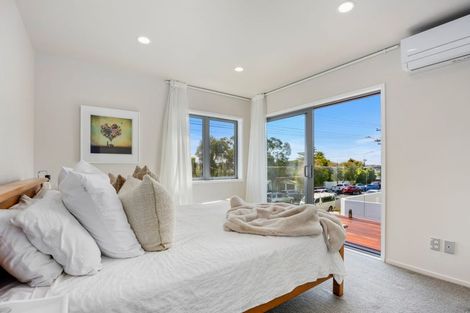 Photo of property in 1/66 Browns Bay Road, Rothesay Bay, Auckland, 0630