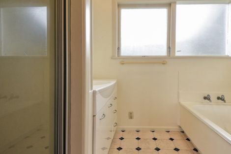 Photo of property in 1/66 Mcdowell Crescent, Hillcrest, Auckland, 0627