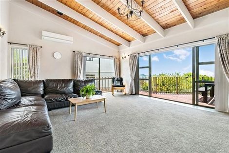 Photo of property in 8 Halldene Terrace, Red Beach, 0932