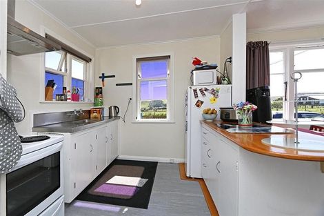 Photo of property in 18 Railway Street, Eltham, 4322