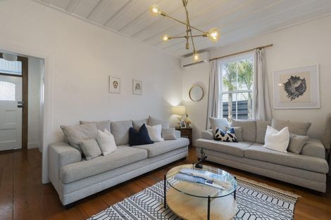 Photo of property in 13 South Lynn Road, Titirangi, Auckland, 0604