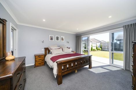 Photo of property in 126 Johnstone Drive, Fitzherbert, Palmerston North, 4410