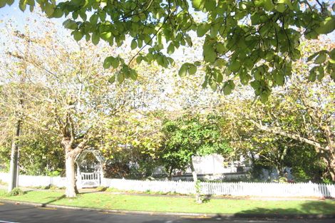 Photo of property in 120 Mellons Bay Road, Mellons Bay, Auckland, 2014