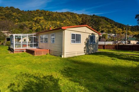 Photo of property in 48 Wairau Road, Picton, 7220