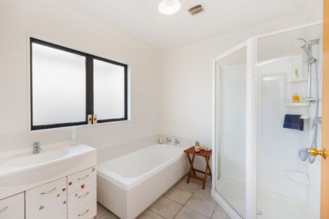 Photo of property in 1 Sycamore Crescent, Fitzherbert, Palmerston North, 4410