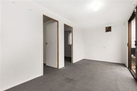 Photo of property in 2/9 Maplesden Drive, Clendon Park, Auckland, 2103