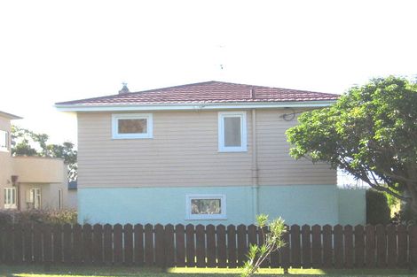 Photo of property in 37 Knights Road, Rothesay Bay, Auckland, 0630