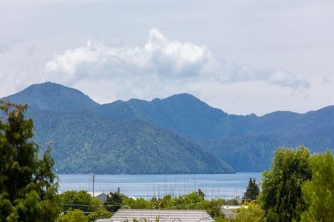 Photo of property in 8 Ranui Street, Waikawa, Picton, 7220