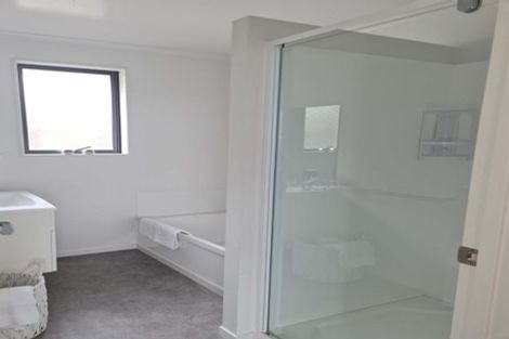 Photo of property in 54a Meadowood Drive, Unsworth Heights, Auckland, 0632