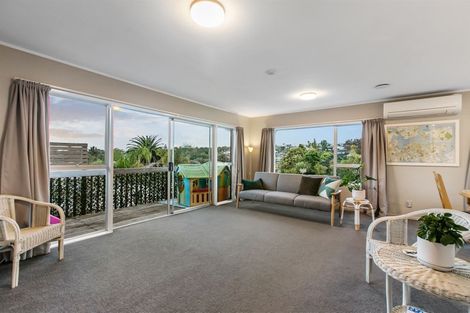Photo of property in 19 Woodcote Drive, Glenfield, Auckland, 0629