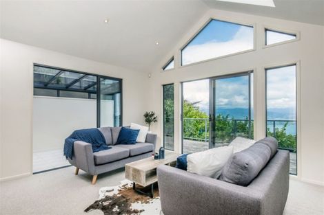 Photo of property in 9 Dress Circle, Newlands, Wellington, 6037