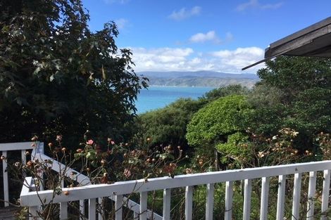 Photo of property in 9 Tai Paku Paku Road, Karaka Bays, Wellington, 6022