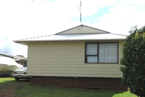 Photo of property in 2 Enderby Drive, Te Atatu Peninsula, Auckland, 0610