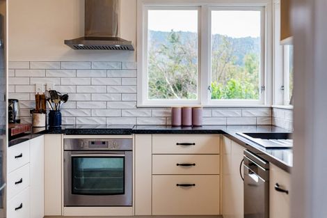 Photo of property in 39 Saint Johns Terrace, Tawa, Wellington, 5028