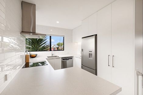 Photo of property in 100 Hillcrest Drive, Kelvin Grove, Palmerston North, 4414