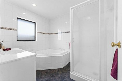 Photo of property in 12 Paradise Place, Pakuranga Heights, Auckland, 2010