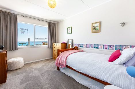 Photo of property in 131 Gloaming Hill, Titahi Bay, Porirua, 5022