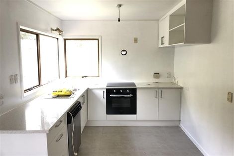 Photo of property in 5 Makepiece Place, Chatswood, Auckland, 0626