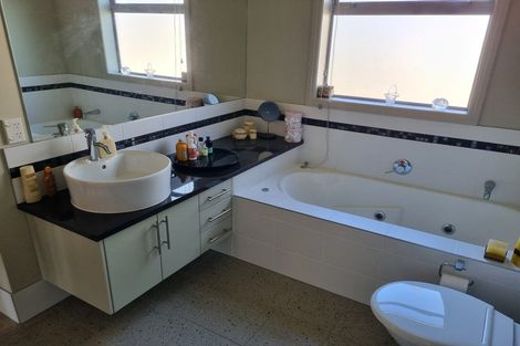 Photo of property in 35 Barbados Way, One Tree Point, 0118