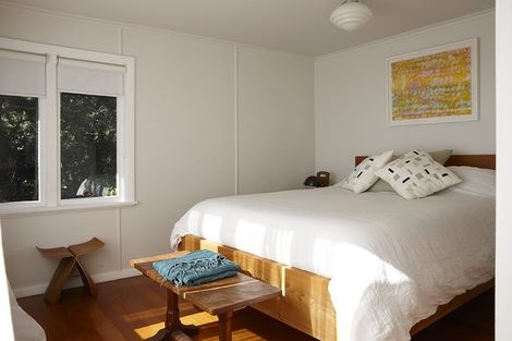 Photo of property in 72 Garden Road, Piha, New Lynn, 0772