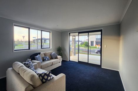 Photo of property in 2 Paapaka Way, Waiuku, 2123