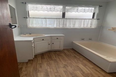 Photo of property in 20 Sullivan Avenue, Mangere Bridge, Auckland, 2022