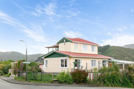 Photo of property in 12 Camrose Grove, Kingston, Wellington, 6021