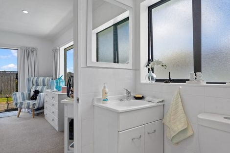 Photo of property in 19 Raabia Close, Parakai, 0830