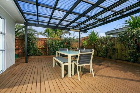 Photo of property in 2/1 Caribbean Drive, Unsworth Heights, Auckland, 0632