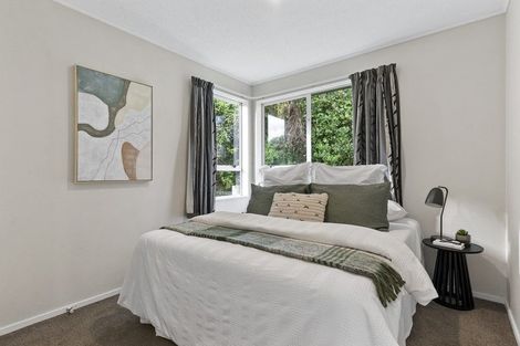 Photo of property in 12 Evesham Place, Newlands, Wellington, 6037