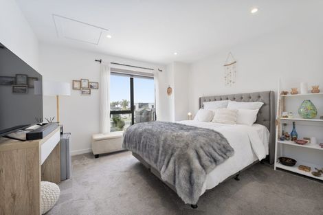 Photo of property in 5b Beach Road, Te Atatu Peninsula, 0610