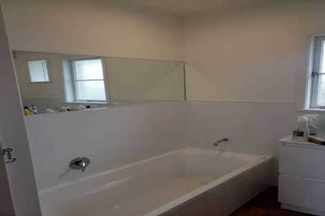 Photo of property in 8 Glenfield Road, Birkenhead, Auckland, 0626