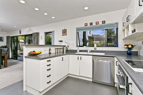 Photo of property in 2/182 Queen Street, Northcote Point, Auckland, 0627