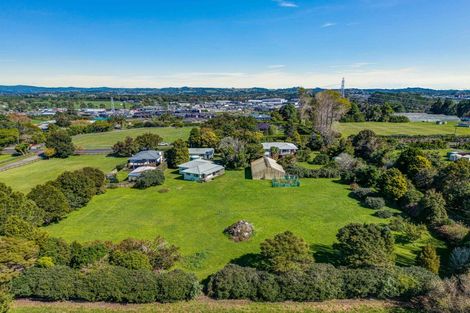 Photo of property in 42 Koraha Road, Kumeu, 0892