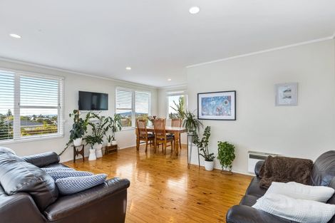 Photo of property in 11 Barker Rise, Northcross, Auckland, 0632