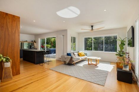Photo of property in 11 Westbourne Road, Murrays Bay, Auckland, 0630