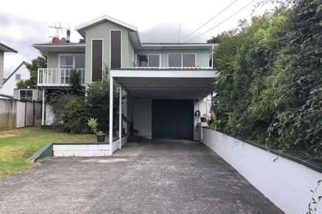 Photo of property in 208 Sunnynook Road, Totara Vale, Auckland, 0627