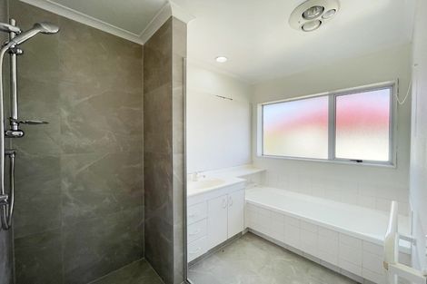 Photo of property in 33 Palmcrest Grove, Highland Park, Auckland, 2010