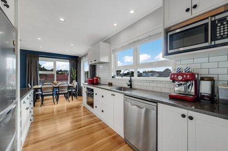 Photo of property in 7 Beechdale Crescent, Pakuranga Heights, Auckland, 2010