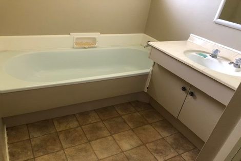 Photo of property in 8 Donzella Place, Conifer Grove, Takanini, 2112