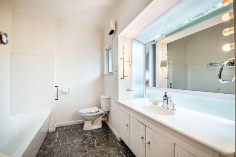 Photo of property in 314 East Coast Road, Forrest Hill, Auckland, 0620