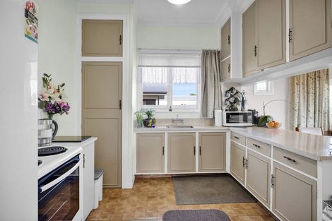 Photo of property in 13 Disraeli Street, Hawera, 4610