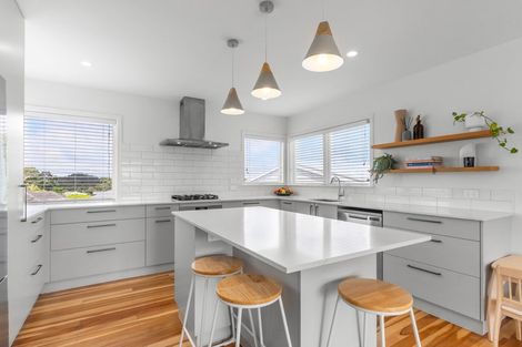 Photo of property in 15 Roberts Road, Glenfield, Auckland, 0629