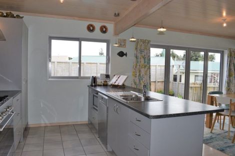 Photo of property in 17 Karaka Street, Otaki Beach, Otaki, 5512