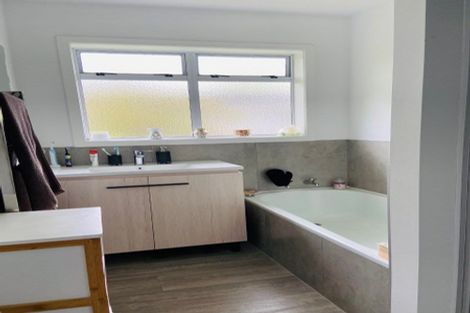 Photo of property in 15 Liston Crescent, Cockle Bay, Auckland, 2014